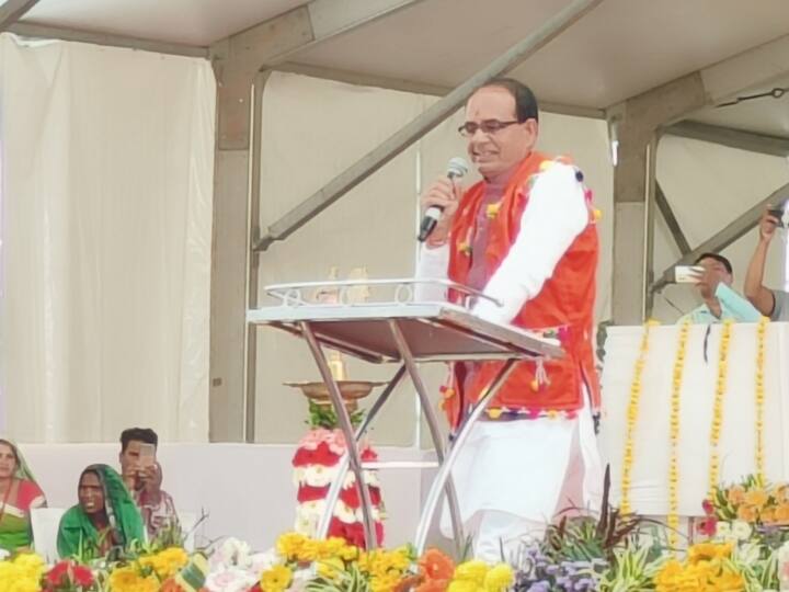 MP: 'किसी भी कीमत पर एमपी में लव जिहाद का खेल नहीं चलने दूंगा', CM शिवराज सिंह चौहान का बड़ा बयान CM Shivraj Singh Chouhan on Tantya Bhil Balidan Diwas in Indore ANN MP: 'किसी भी कीमत पर एमपी में लव जिहाद का खेल नहीं चलने दूंगा', CM शिवराज सिंह चौहान का बड़ा बयान
