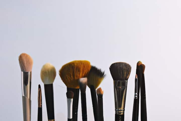 Makeup Brush Clean: নিয়মিত ভাবে পরিষ্কার করে রাখলে তবেই অনেকদিন টিকবে আপনার মেকআপ করার ব্রাশ। সেই সঙ্গে কীভাবে ওই মেকআপ ব্রাশ আপনি সংগ্রহ করছে সেটাও গুরুত্বপূর্ণ।