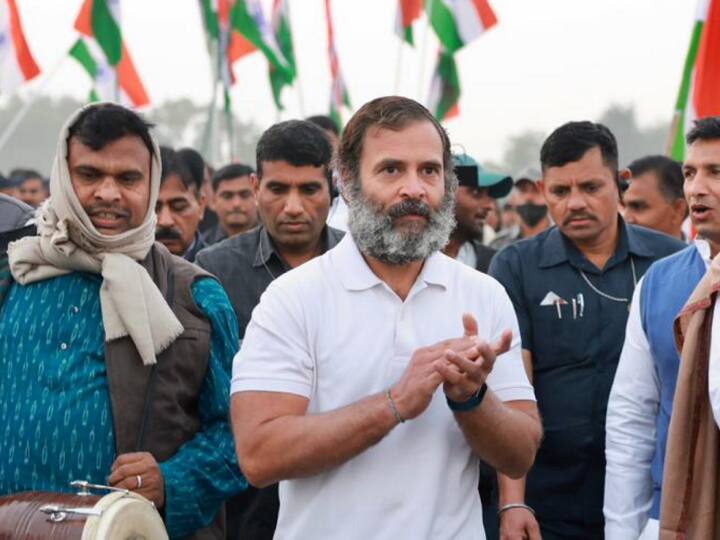 Watch: Rahul Gandhi watched the World Cup football match during Bharat Jodo Yatra, you can also watch the video Video: રાહુલ ગાંધીએ ભારત જોડો યાત્રા દરમિયાન ફૂટબોલ વર્લ્ડ કપ મેચ જોઈ, તમે પણ જુઓ વીડિયો