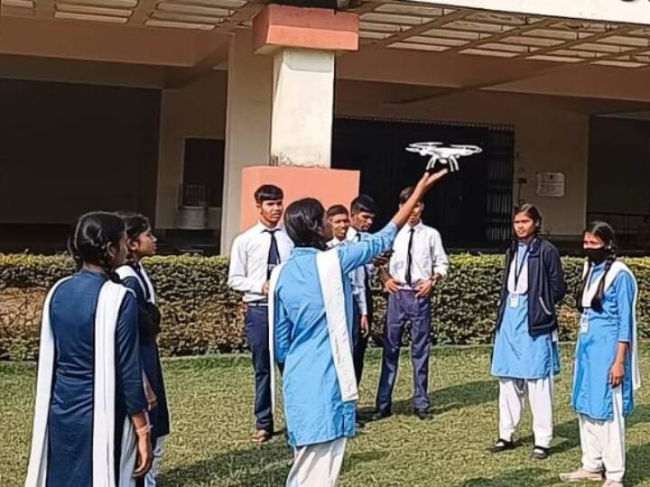 Chhattisgarh Regional Science Center Korba student saw drone for first time ann Chhattisgarh News: रीजनल साइंस सेंटर में कोरबा के बच्चों ने पहली बार देखा ड्रोन, सिखाई गई टेक्नोलॉजी