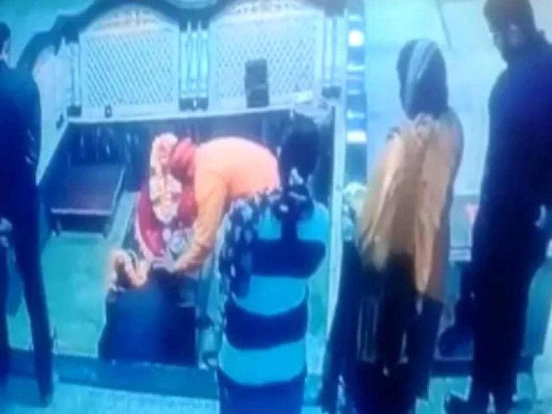 Watch Video: சாமி கும்பிட்டபோது வந்த மாரடைப்பு...! மயங்கி விழுந்து பக்தர் உயிரிழப்பு..! கோவிலில் நிகழ்ந்த சோகம்.. Devotee Dies Of Heart Attack On Camera Man Sits To Pray At Madhya Pradesh Temple Watch Video: சாமி கும்பிட்டபோது வந்த மாரடைப்பு...! மயங்கி விழுந்து பக்தர் உயிரிழப்பு..! கோவிலில் நிகழ்ந்த சோகம்..