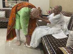 गुजरात की वोटिंग से पहले मां के पास पहुंचे पीएम मोदी, साथ बैठकर पी चाय, दिल को छू लेंगी खूबसूरत तस्वीरें