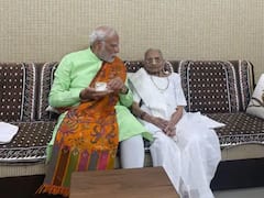 ਗੁਜਰਾਤ 'ਚ ਵੋਟ ਪਾਉਣ ਤੋਂ ਪਹਿਲਾਂ ਮਾਂ ਕੋਲ ਪਹੁੰਚੇ PM ਮੋਦੀ, ਇਕੱਠੇ ਬੈਠ ਕੇ ਪੀਤੀ ਚਾਹ, ਦਿਲ ਨੂੰ ਛੂਹ ਲੈਣਗੀਆਂ ਖੂਬਸੂਰਤ ਤਸਵੀਰਾਂ