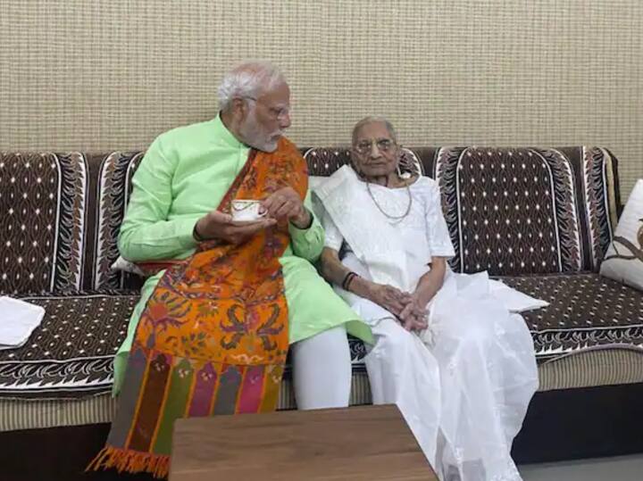 ਇਸ ਦੌਰਾਨ ਪ੍ਰਧਾਨ ਮੰਤਰੀ ਨੇ ਆਪਣੀ ਮਾਂ ਨਾਲ ਚਾਹ ਪੀਤੀ ਅਤੇ ਉਨ੍ਹਾਂ ਦਾ ਹਾਲ-ਚਾਲ ਪੁੱਛਿਆ। ਇੱਥੇ ਉਹ ਆਪਣੀ ਮਾਂ ਨਾਲ ਗੱਲਾਂ ਕਰਦੇ ਅਤੇ ਚਾਹ ਪੀਂਦੇ ਨਜ਼ਰ ਆਏ।