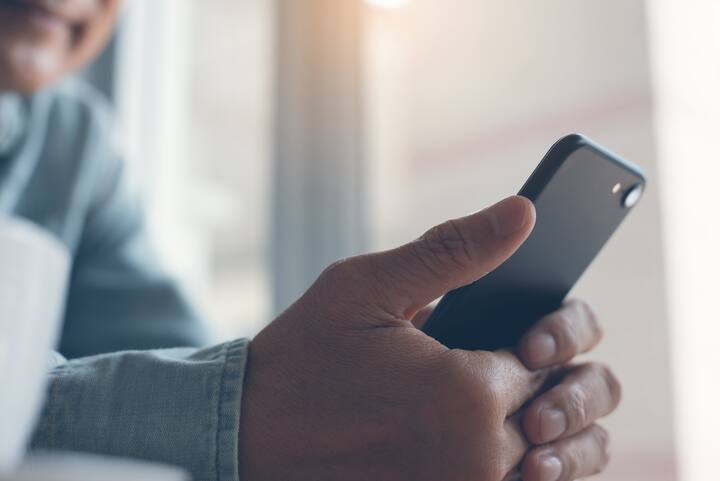 कई बार ऐसा भी देखने को मिलता है, कि लोग किसी अलग-अलग चार्जर से भी अपना मोबाइल चार्ज करने लगते हैं, जोकि पूरी तरह गलत है. इससे आपके मोबाइल की बैटरी जल्दी खराब होने लगती है.