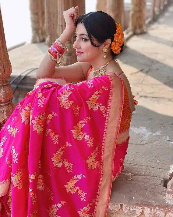 पिंक बनारसी साड़ी में भी दिव्या खोसले कहर ढा रही हैं. बालों का बन बनाकर फूलों का गजरा इनके इस लुक में खूब चार चांद लगा रहा है. आप चाहें तो किसी फंक्शन के लिए इस तरह से खुद को तैयार कर सकती हैं.