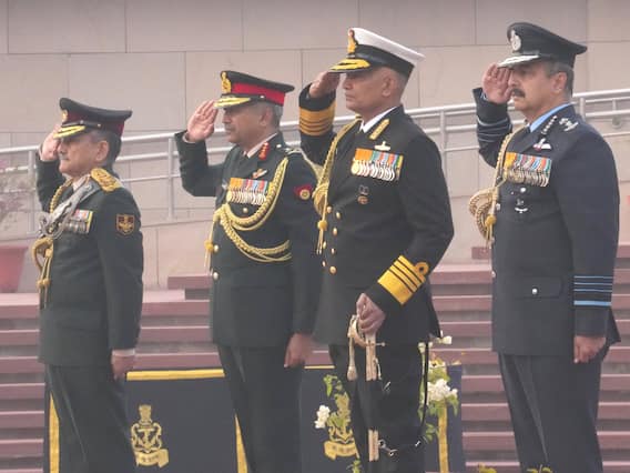  CDS Gen Anil Chauhan, Navy & IAF Chiefs Pay Tributes At National War Memorial — SEE PICS