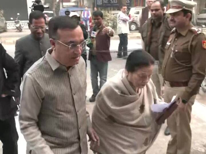 दिल्ली एमसीडी चुनाव को लेकर मतदान के लिए दिल्ली में लोग भारी संख्या में घरों से निकल रहे हैं. इस दौरान तमाम पार्टियों के नेता भी वोट देने पहुंचे. कांग्रेस नेता अजय माकन ने भी अपने मत का इस्तेमाल किया. उन्होंने कहा, ''ये चुनाव गलियों, कूड़े, नालियों और साफ-सफाई का चुनाव है, मुझे लगता है कि इसके लिए कांग्रेस पार्टी के प्रत्याशी सबसे बेहतरीन हैं