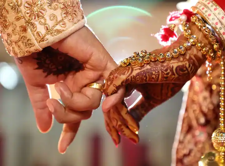 Maharashtra Solapur Twin sister Get marriage with same guy name atul a traveller owner Watch: जुड़वां बहनों को एक ही लड़के से हुआ प्यार, रचाई शादी; देखें अनोखा वीडियो
