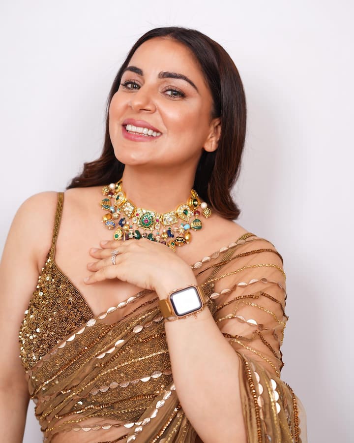 एक्ट्रेस ने गोल्डन वॉच भी पहन रखी थी. उन्होंने बालों को नीचे से हल्के कर्ल कर लिए थे. हमेशा की तरह श्रद्धा ने अपना मेकअप न्यूड रखा था. इस लुक में बला की खूबसूरत लग रही थीं.