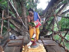 மயிலாடுதுறை அருகே கொட்டும் மழையில் நடைபெற்ற கும்பாபிஷேக விழாக்கள் - குவிந்த பக்தர்கள்