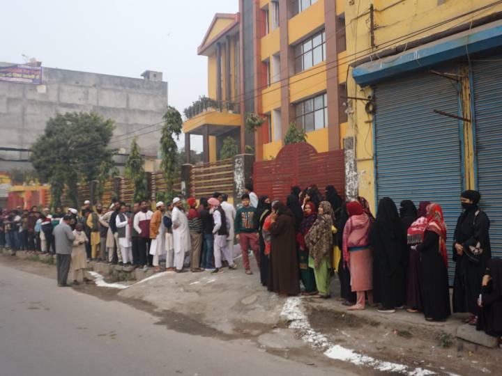 दिल्ली में एससीडी चुनाव 2022 के लिए वोटिंग सुबह से ही जारी है. एमसीडी में कुल 250 वार्ड हैं, कांग्रेस, बीजेपी और आम आदमी पार्टी अपनी-अपनी जीत को लेकर दावा कर रहे हैं. एमसीडी के चुनाव दिल्ली के मिनी चुनाव भी माने जाते हैं. यह चुनाव 2024 के लोकसभा इलेक्शन को लेकर काफी ज्यादा महत्तवपूर्ण माने जा रहे हैं. क्योंकि यह चुनाव बहुत हद तक दिल्ली की राजनीति का भविष्य तय करेंगे.