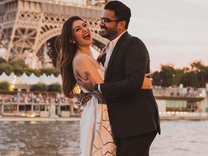 Hansika Motwani Sohael Kathuriya enjoy pre wedding party in Jaipur video viral Hansika Motwani Sohael Khaturiya: प्री-वेडिंग पार्टी में सोहेल कथूरिया संग जमकर झूमीं हंसिका मोटवानी, कपल की बॉन्डिंग जीत लेगी आपका दिल