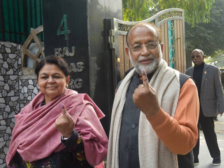 Senior BJP leader Vijay Goel and his wife Preeti Goel show their fingers marked with indelible ink after casting their votes for the Municipal Corporation of Delhi (MCD) elections, at a polling station in Civil Lines area,. (Source: PTI)