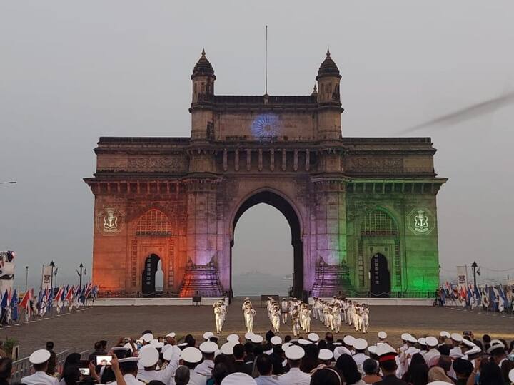 नौदल सप्ताह सोहळ्यानिमित्त जवानांनी प्रात्यक्षिके आणि शिस्तबद्ध कवायती केल्या.
