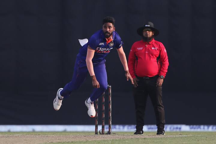 भारताच्या खेळाडूंनी पहिल्या एकदिवसीय सामन्यात अतिशय खराब क्षेत्ररक्षण केलेय. विकेटकिपर केएल राहुलनं सर्वाधिक निराश केले. राहुलनं मेंहदी हसन मिराज याचा अतिशय सोपा झेल सोडला, ही बांगलादेशची अखेरची जोडी होती. पण राहुलनं जिवनदान देत बांगलादेशला विजयाची संधी दिली. त्याशिवाय वॉशिंगटन सुंदर यानेही एक झेल सोडला. त्याशिवाय सीमारेषावर खराब क्षेत्ररक्षण झाल्यामुळे विनाकारण चौकार गेले. एका धावेच्या ठिकाणी दोन धावा दिल्या... कमी धावसंख्या असताना भारतीय खेळाडूंनी गचाळ क्षेत्ररक्षण केलं. हे भारताच्या पराभवाचं प्रमुख कारण ठरलं..