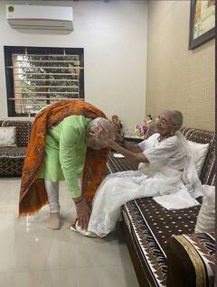 PM Modi PHOTO: PM મોદીએ માતાના આશિર્વાદ લઈ સાથે ચા પીધી, જુઓ તસવીરો
