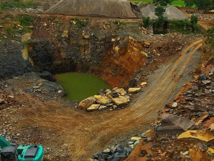 Bastar News: बस्तर के मुरूम खादान में गिरकर हो रही ग्रामीणों की मौत, एक साल में 14 लोगों ने गंवाई जान Chhattisgarh Villages are dying after falling in Murum mine of Bastar 14 people have died in a year ANN Bastar News: बस्तर के मुरूम खादान में गिरकर हो रही ग्रामीणों की मौत, एक साल में 14 लोगों ने गंवाई जान