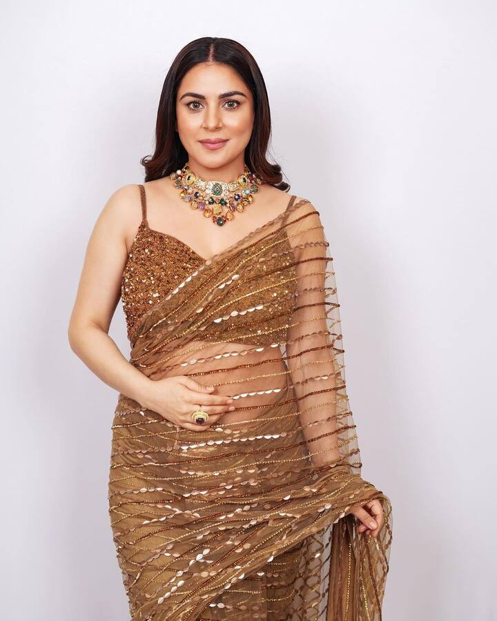 અભિનેત્રી જ્યાં પણ જાય છે તેની એક ઝલક મેળવવા ચાહકો ઉમટી પડે છે.