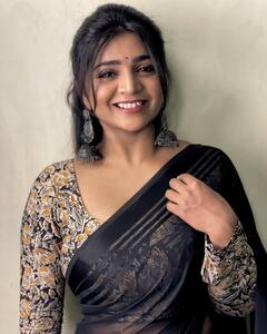 Anchor Dolly: బ్లాక్ డ్రెస్ లో యాంకర్ డాలీ హొయలు