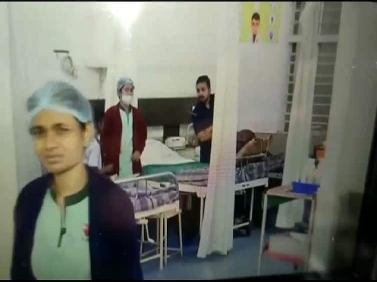 A stranger distributed chocolates outside school in Nagpur 17 students poisoned admitted to hospital Nagpur : नागपुरातील 'या' शाळेबाहेर अनोळखी व्यक्तीने वाटले चॉकलेट्स; 17 विद्यार्थ्यांना विषबाधा, उपचार सुरु