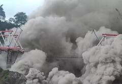 इंडोनेशिया में ज्वालामुखी फटने के बाद हाई अलर्ट, स्थानीय लोगों को हटाया जा रहा