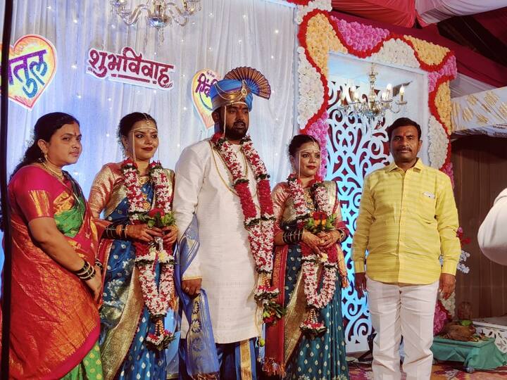 सहा महिन्यांपूर्वी पिंकी, रिंकी आणि त्यांची आई आजारी पडल्यानंतर अतुल नावाच्या टॅक्सी ट्रॅव्हल करणाऱ्या युवकाने रुग्णालयात त्यांची काळजी घेतली होती.