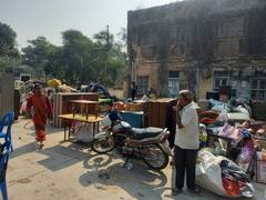 उज्जैन: विनोद मिल की चॉल को हटाने की कार्रवाई शुरू, सड़क पर आया 160 परिवारों का सामान