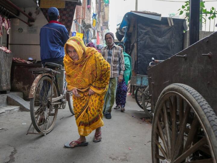 एक अच्छी-खासी उम्र गुजर जाने के बाद भी एक बुजुर्ग महिला ने अपनी जिम्मेदारियों को समझते हुए मतदान में हिस्सा लिया.