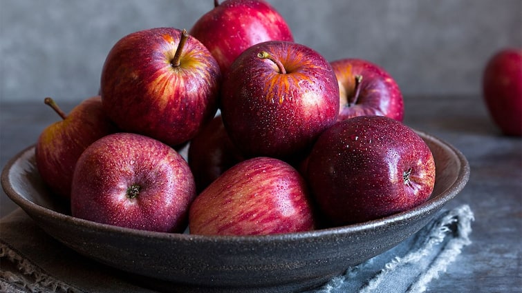 Apple Benefits: Apple is not the reason for your weight gain? Now know the right time to eat apples Apple Benefits : ਤੁਹਾਡੇ ਭਾਰ ਵਧਣ ਦਾ ਕਾਰਨ ਸੇਬ ਤਾਂ ਨਹੀਂ ? ਹੁਣ ਜਾਣੋ ਸੇਬ ਖਾਣ ਦਾ ਸਹੀ ਸਮਾਂ