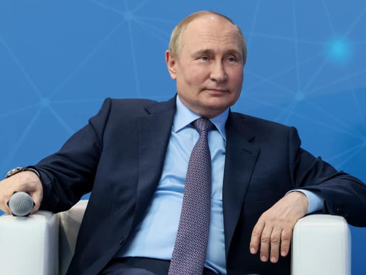Russian president Vladimir putin Slipped On Stairs at Home media reports claims he developed has blood cancer 'सीढ़ियों से गिरकर और बीमार हुए पुतिन', यूएस मीडिया रिपोर्ट में किया गया ब्लड कैंसर का दावा