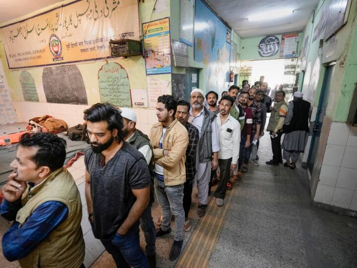 दिल्ली नगर निगम चुनाव 2022 के लिए जाफराबाद शाहदरा उत्तरी दिल्ली के मतदान केंद्र की तस्वीर, जिसमें लोगों की लंबी कतार देखने को मिल रही है.