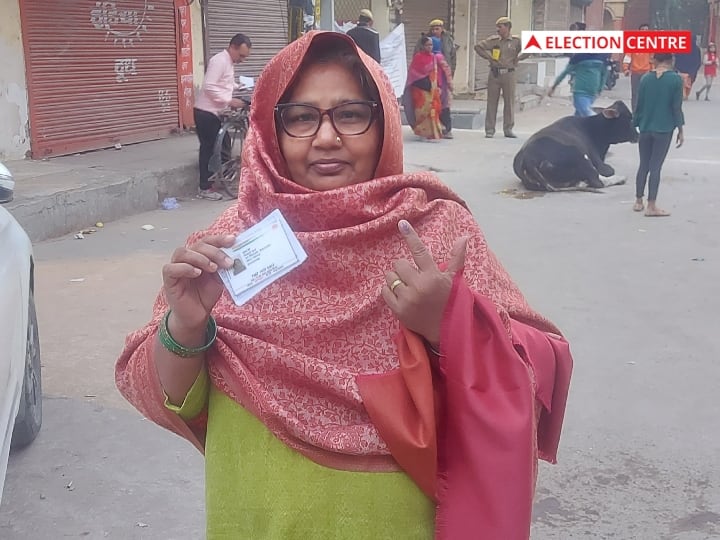 Delhi MCD Election 2022 Voters Arrive to Cast Their Vote Before EVM Shutdown ANN Delhi MCD Election 2022: EVM बंद होने से ठीक पहले वोट डालने पहुंचे मतदाता, शाम 5:30 बजे तक 50% वोटिंग