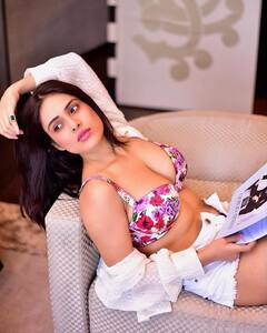 Neha Malik Photos: ਨੇਹਾ ਮਲਿਕ ਨੇ ਬਟਨ ਖੋਲ ਕੇ ਦਿਖਾਈ ਆਪਣੀ ਕਰਵੀ ਫਿਗਰ, ਤਸਵੀਰਾਂ ਨੇ ਇੰਟਰਨੈੱਟ 'ਤੇ ਲਾਈ ਅੱਗ
