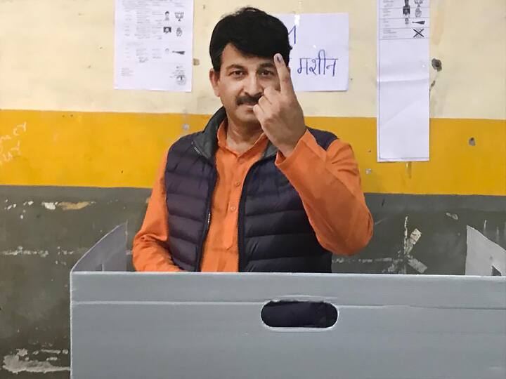 BJP MP Manoj Tiwari shows his finger marked with indelible ink after casting his vote at a polling station in New Delhi. (Source: PTI)
