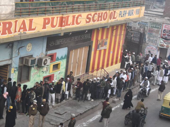 Voters wait in a queue to cast their votes for the Municipal Corporation of Delhi (MCD) elections 2022, in East Delhi, Sunday, Dec. 4, 2022. (Source: PTI)