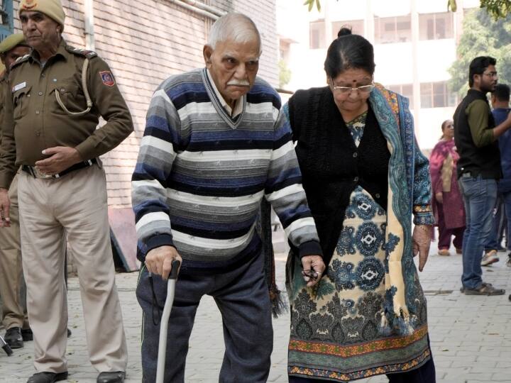 दिल्ली नगर निगम (MCD) चुनाव में 1.45 करोड़ से अधिक मतदाता अपने मताधिकार का उपयोग करने के पात्र हैं. कुल 1,349 उम्मीदवार चुनाव मैदान में हैं.इस चुनाव में मुख्य तौर पर भारतीय जनता पार्टी (बीजेपी), आम आदमी पार्टी (आप) और कांग्रेस के बीच त्रिकोणीय मुकाबला है.