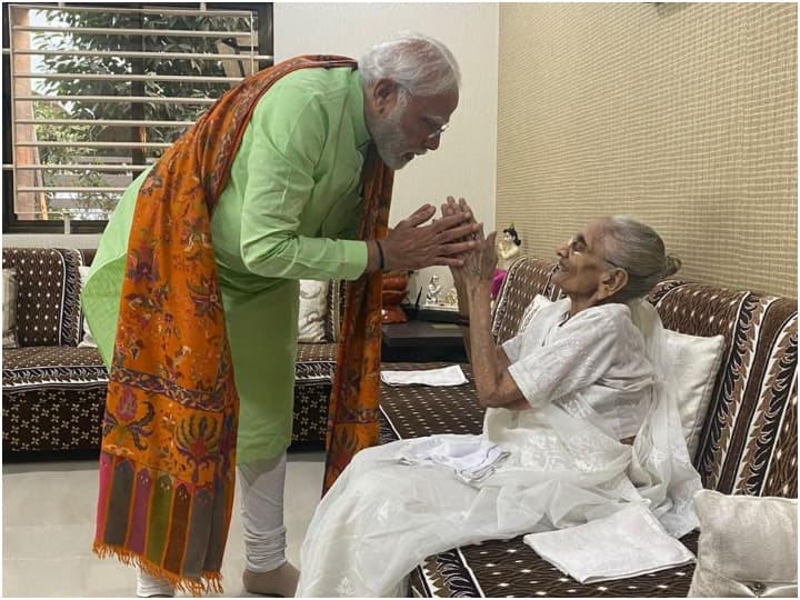 Gujarat Assembly Election PM Modi meets his mother Heeraben Modi in gujarat Gujarat Election: चुनाव से पहले मां से आशीर्वाद लेने पहुंचे पीएम मोदी, कल अहमदाबाद में डालेंगे वोट