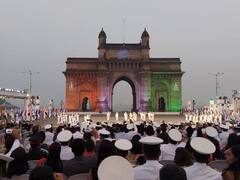 PHOTO : नौदल सप्ताह निमित्त जवानांची थरारक प्रात्यक्षिके, मुंबईत पार पडला बिटिंग दी रिट्रीट कार्यक्रम