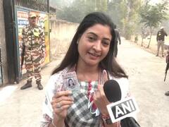 MCD Election: अजय माकन ने मां के साथ बूथ पर पहुंचकर किया वोट तो विजेन्द्र गुप्ता ने पत्नी के साथ किया मतदान, देखें तस्वीरें