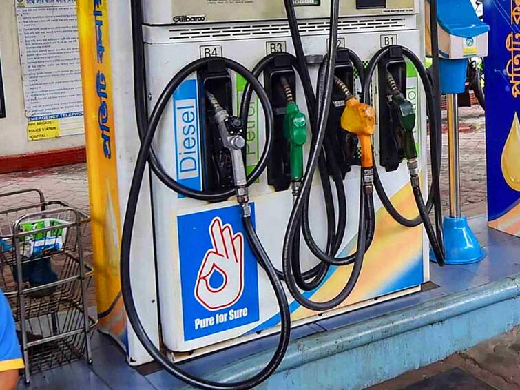 Petrol-Diesel Price Today 11th January 2023 check rates in delhi mumbai know all details marathi news Petrol Diesel Price: क्रूड ऑईल पुन्हा घसरलं; देशातील इंधन दर स्वस्त होणार?