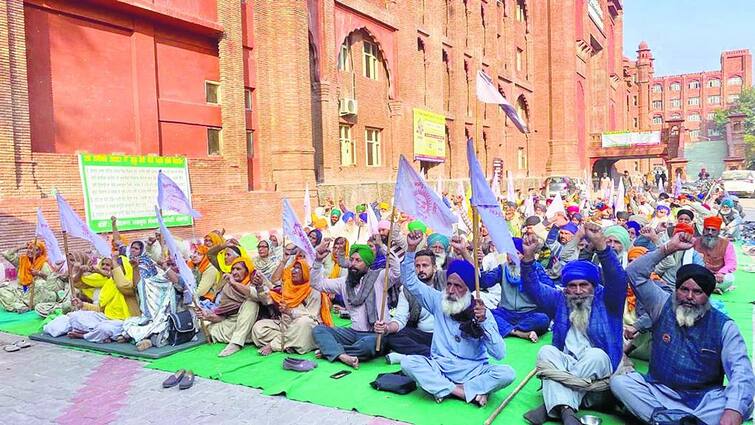 Farmers waged an all-out fight against the Bhagwant Mann government Amritsar News: ਕਿਸਾਨਾਂ ਨੇ ਭਗਵੰਤ ਮਾਨ ਸਰਕਾਰ ਖਿਲਾਫ ਵਿੱਢੀ ਆਰ-ਪਾਰ ਦੀ ਲੜਾਈ, 'ਮੰਗਾਂ ਪੂਰੀਆਂ ਨਹੀਂ ਤਾਂ ਘਰ ਵਾਪਸੀ ਨਹੀਂ' ਦਾ ਐਲਾਨ