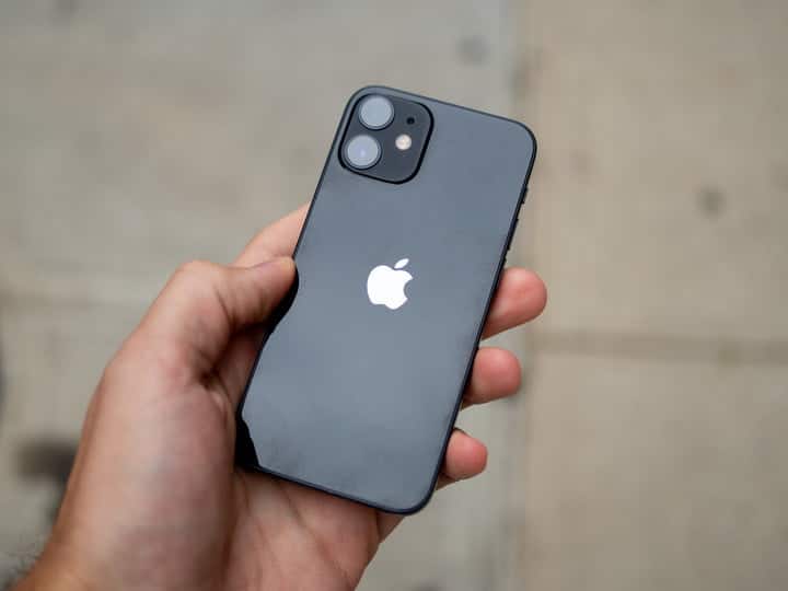 सर्दियों के मौसम में आपको अपने फोन पर कवर का प्रयोग जरूर करना चाहिए. इससे न केवल आपका मोबाइल सुरक्षित रहेगा, बल्कि बैटरी तक ठंडक कम पहुंचेगी और बैटरी का बैकअप सही बना रहेगा.