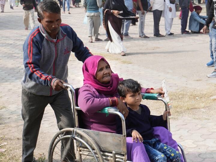 दिल्ली नगर निगम चुनाव की वोटिंग के लिए युवा वर्ग बुजुर्ग महिला मतदाताओं के साथ दिव्यांगजन मतदाता भी भारी उत्साह के साथ मतदान केंद्रों पर पहुंच रहे हैं. वोटिंग करने आए दिव्यांग मतदाताओं ने राज्य चुनाव आयोग की पहल को भी सराहा.