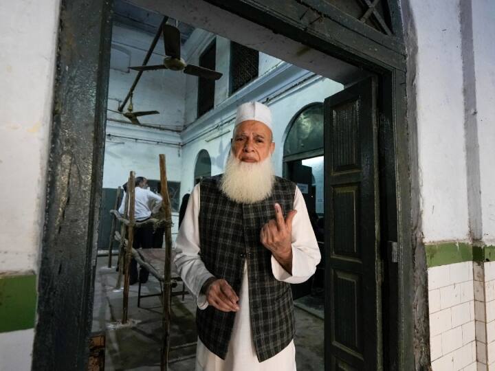 दिल्ली के अधिकांश मतदान केंद्रों पर शांतिपूर्ण मतदान किया गया. इस बार राज्य चुनाव आयोग के तरफ से दी जाने वाली सुविधाओं से वो काफी संतुष्ट नजर आ रहे हैं.