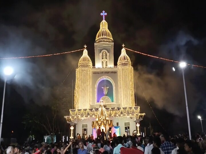 மயிலாடுதுறை அருகே கொட்டும் மழையில் நடைபெற்ற  கும்பாபிஷேக விழாக்கள் - குவிந்த பக்தர்கள்