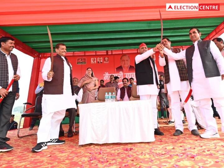 मैनपुरी उपचुनाव में समाजवादी पार्टी (Samajwadi Party) प्रमुख अखिलेश यादव (Akhilesh Yadav) का पुराने 'MY' समीकरण से अलग प्लान देखने को मिला. इन 15 तस्वीरों के जरिए पूरे कैंपेन की रणनीति समझ में आती है.