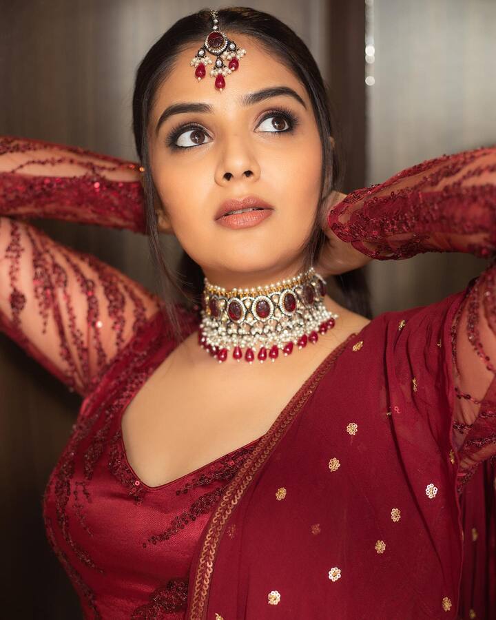 గత కొద్ది రోజులుగా మోడ్రన్ లుక్ లో కనిపిస్తూ ఆకట్టుకుంటోంది. Photo Credit: Sreemukhi/ instagram
