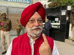 MCD Election 2022: CM केजरीवाल ने पत्नी के साथ तो कपिल मिश्रा ने अकेले किया मतदान, तस्वीरों में देखें बड़े नेताओं ने कैसे डाले वोट?