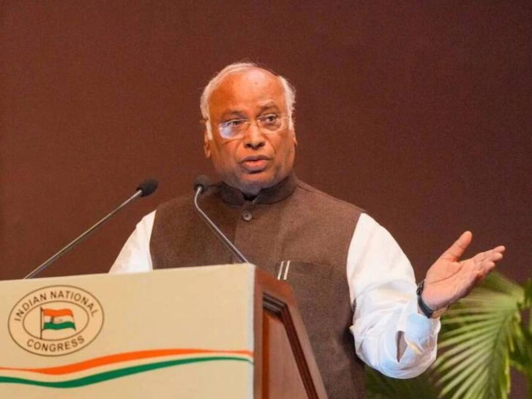Mallikarjun Kharge To Continue As Leader Of Opposition In Rajya Sabha, Congress Yet To Take Decision On His Resignation Mallikarjun Kharge: రాజ్యసభ ప్రతిపక్ష నేతగా ఖర్గే కంటిన్యూ, రాజీనామాపై నిర్ణయం తీసుకోని సోనియా